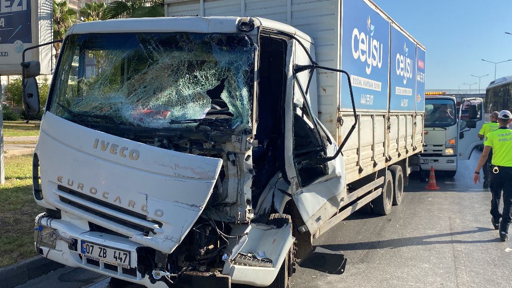 Antalya 'da zincirleme trafik kazası: 2 yaralı 