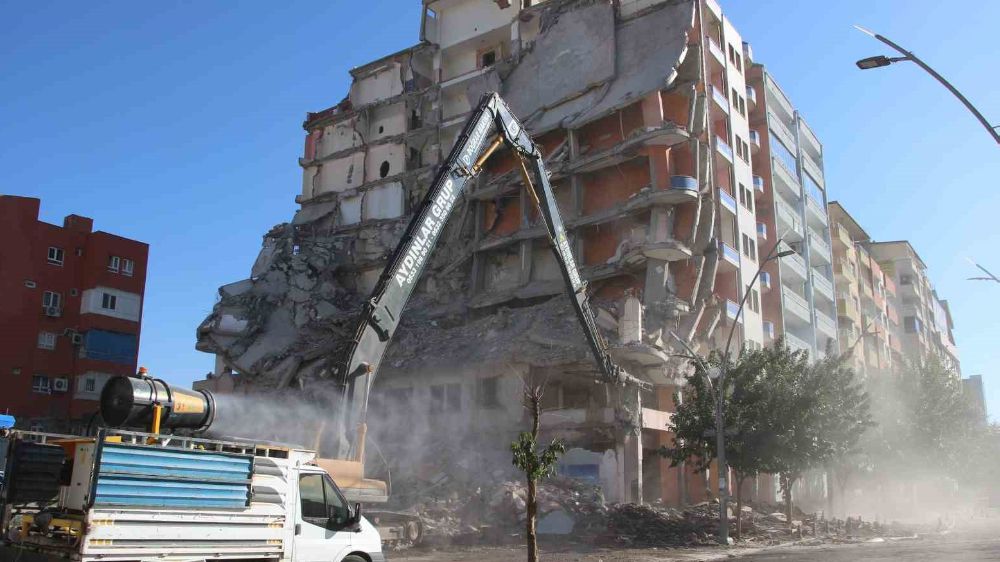 Asrın felaketinde hasar alan binalarda yıkım sürüyor 