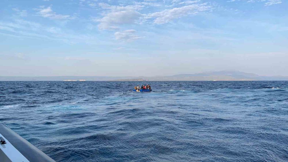 Ayvalık açıklarında 21 düzensiz göçmen daha yapılan çalışmada  yakalandı