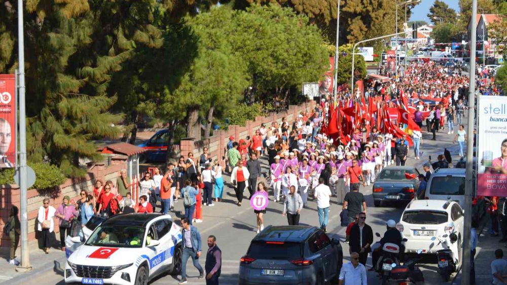 Ayvalık halkı Cumhuriyetin 100. yıldönümü yürüyüşle kutladılar