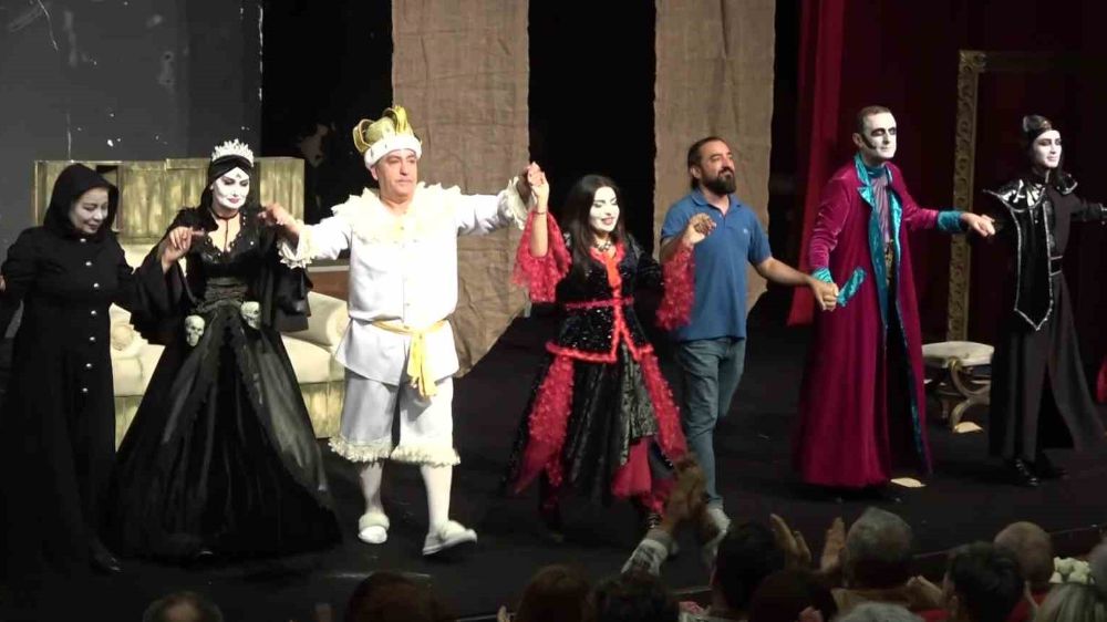 Azerbaycanlı tiyatrocular ‘Kral Ölüyor’ oyunu ile sevenlerinin karşısındaydı