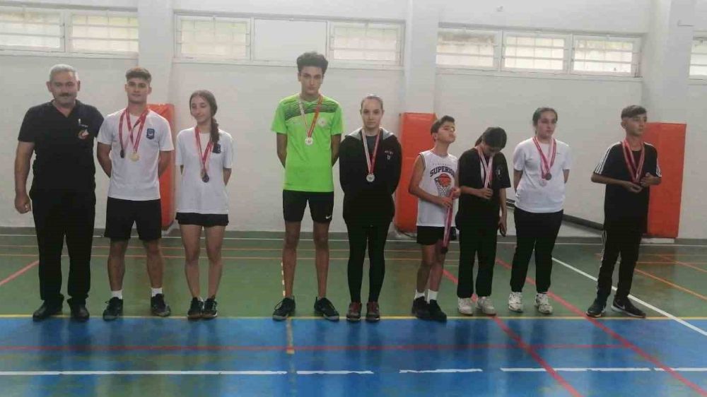 Badminton İl Birinciliği’nde Yunusemre belediyespor madalyaları bir bir topladı