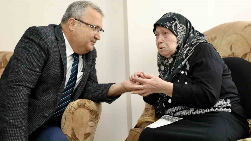 Başkan Çerçi'den asırlık çınara ziyaret