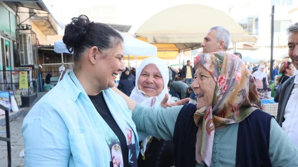 Başkan Özlem Çerçioğlu Köşk pazarında halkla birlikte
