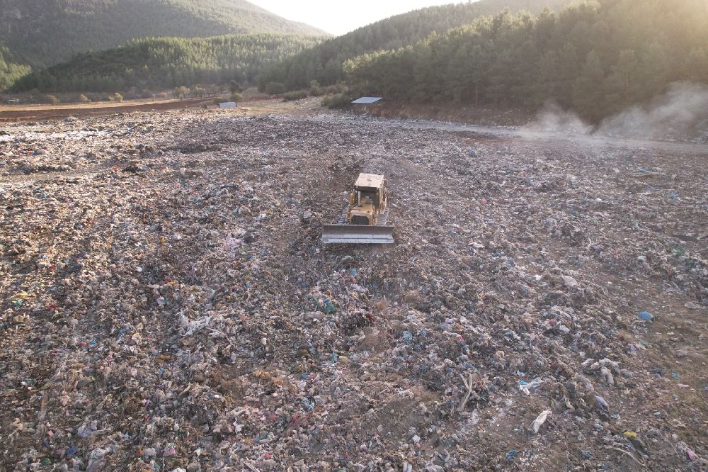 Başkan Ünal, Bucak'taki Çöplük Sorununu Çözüyor