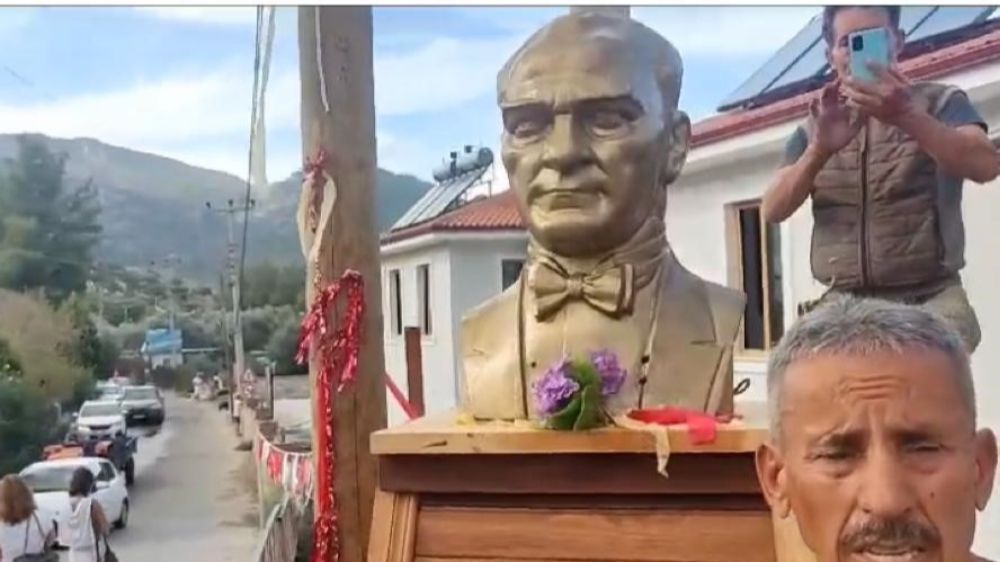 Bayrak dede Selimiye Mahallesi’ne Atatürk büstü hediye etti