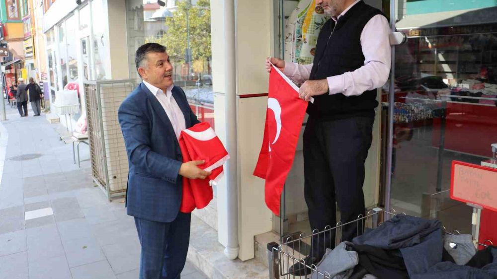 Belediyeden vatandaşlara bayrak dağıtımı