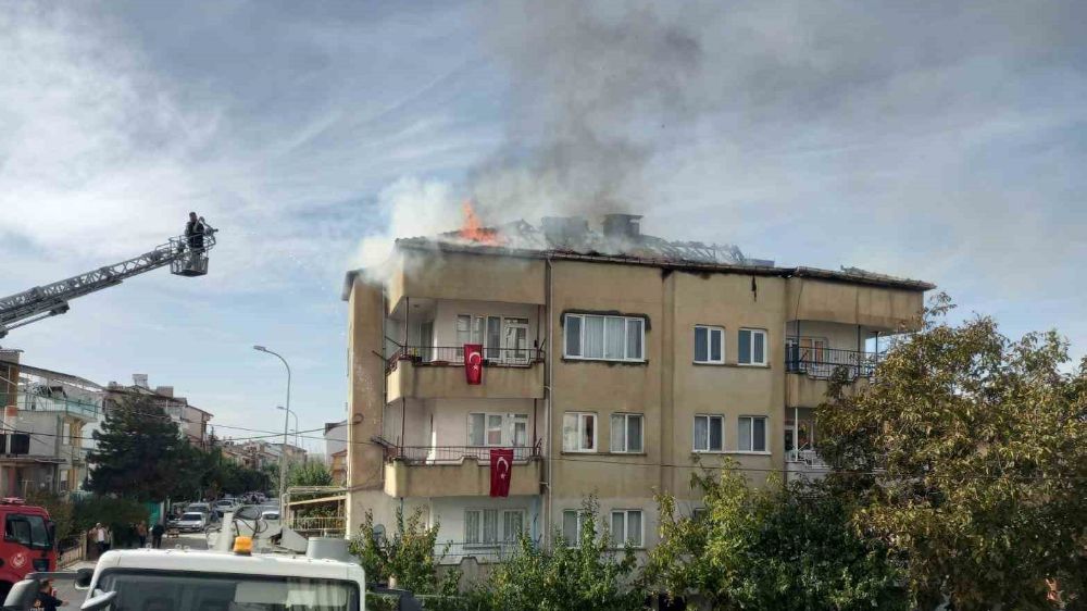 Bina çatısı alev alev yandı, ortalığı panik kapladı