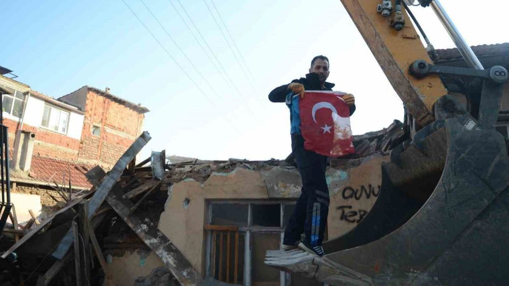 Bina yıkımı esnasında Türk Bayrağına hassasiyet