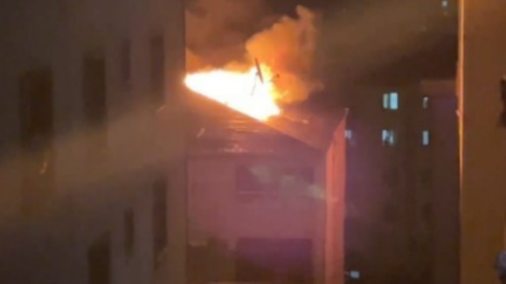 Binanın çatısı alev alev yandı, kullanılamaz hale geldi