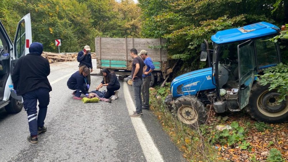 Bolu'da traktör devrildi: 2 yaralı