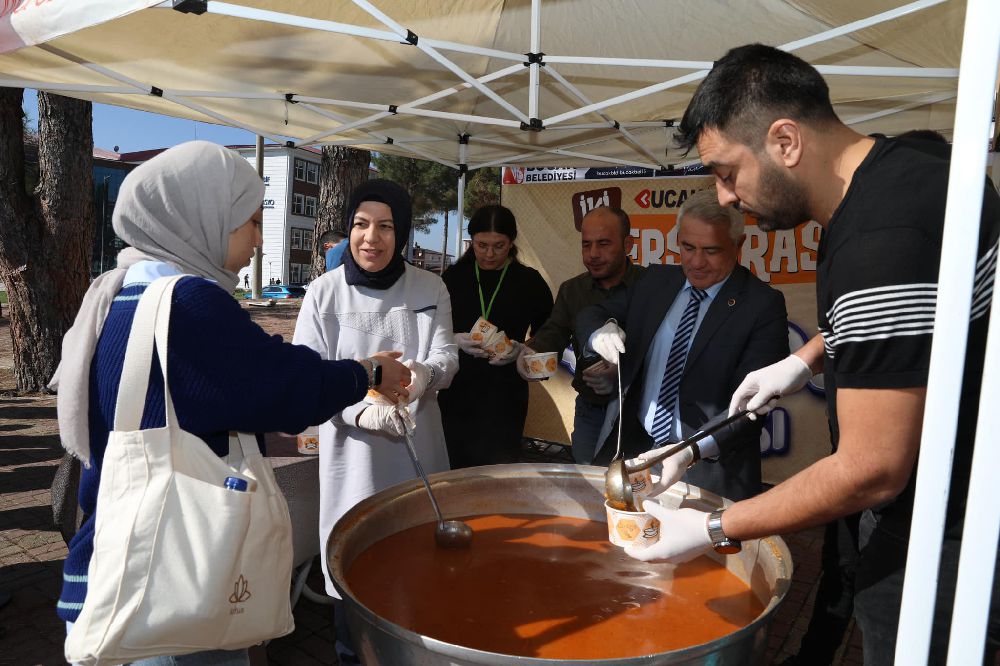 Bucak Belediyesinden üniversite öğrencilerine Tarhana çorbası ikramı!
