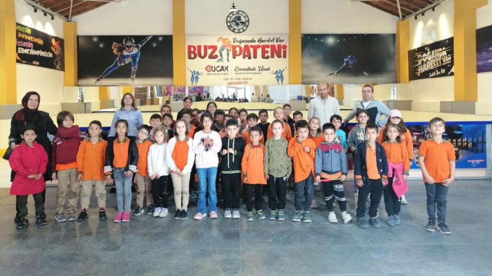 Bucak'ta Buz Pateni Pisti ve Spor Kütüphanesi herkesin ilgi odağı oldu 
