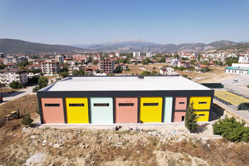 Bucak'ta Kapalı Spor Salonunda sona geliniyor
