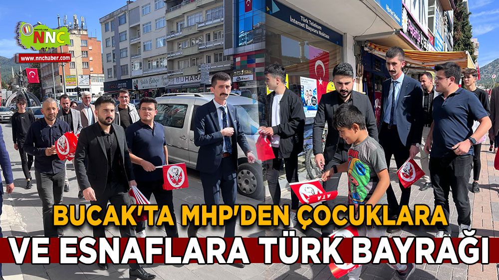 Bucak'ta MHP'den çocuklara ve esnaflara Türk Bayrağı