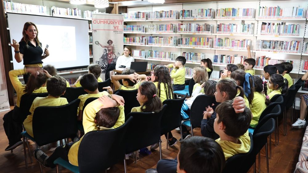 Burcu Bahar ’Atatürk ve Sihirli Gözlük’ kitabını çocuklara tanıttı
