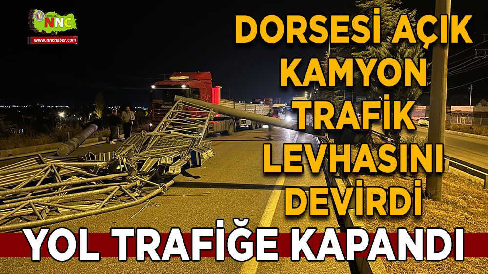 Burdur’da dorsesi açık kamyon trafik levhasını devirdi