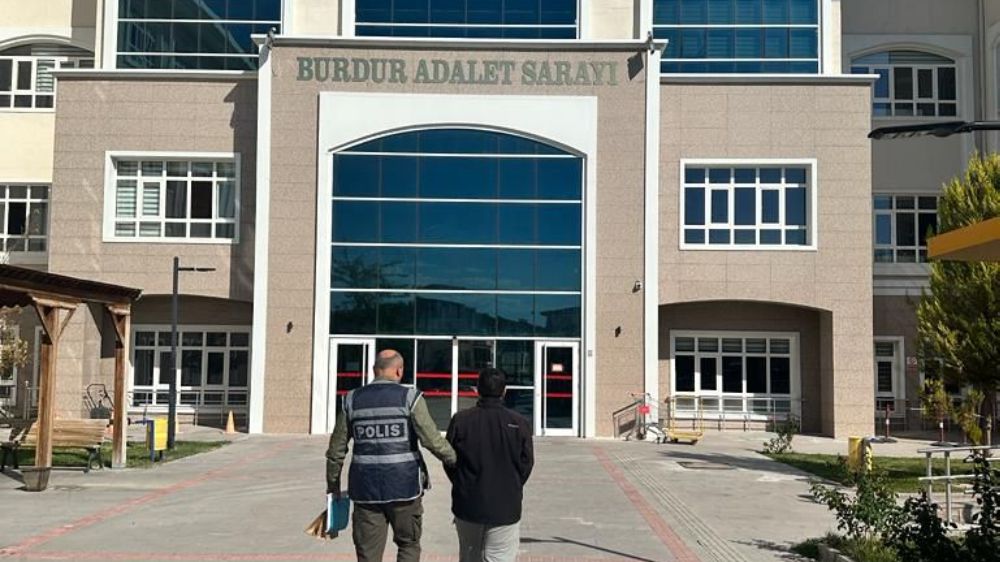 Burdur'da  iş yeri camını kırıp hırsızlık yapan şahıs tutuklandı