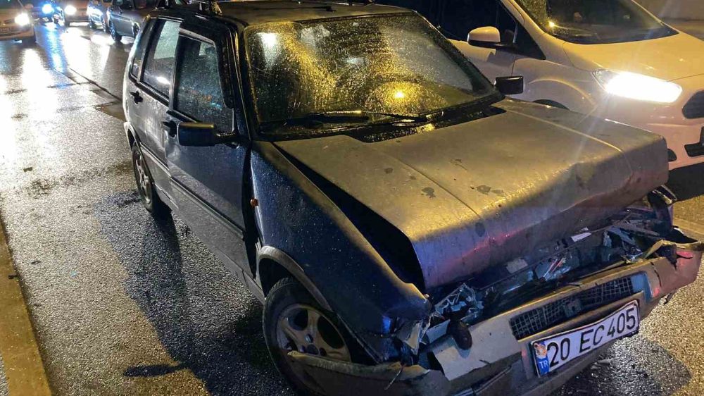 Burdur'da Kırmızı Işıkta  duramayan otomobil önündeki araca çarptı: 3 yaralı