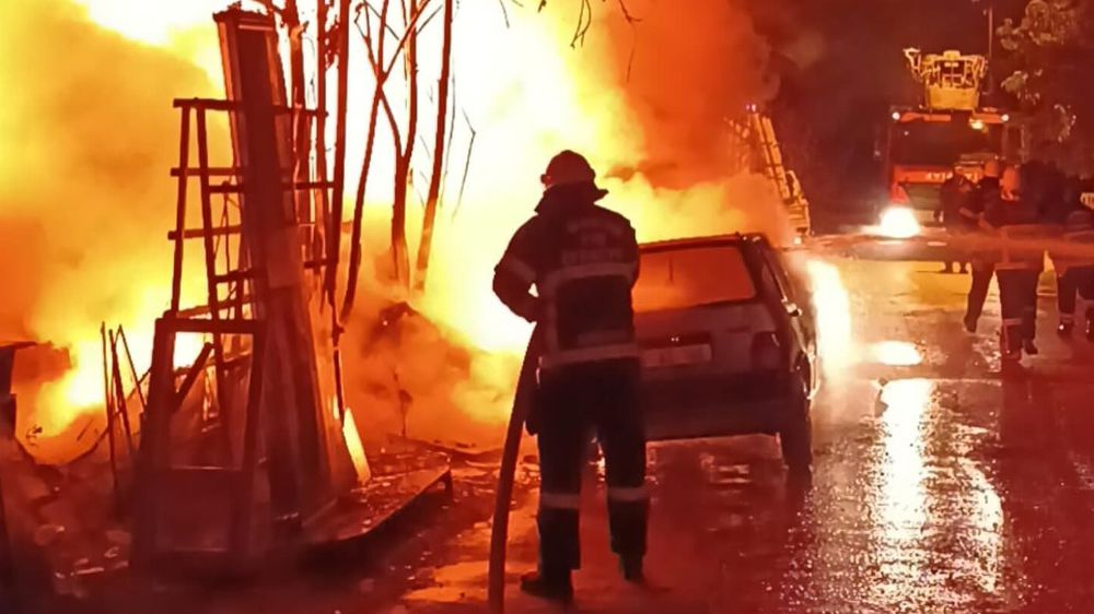Burdur’da Mahrukatçılar Sitesi’nde Yangın odunlar ve otomobil yandı 