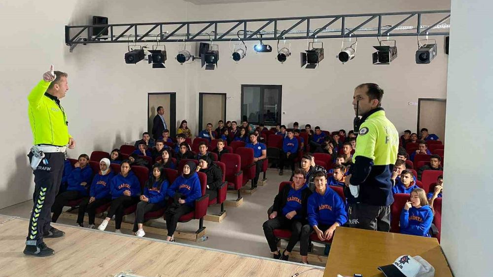 Burdur Gölhisar'da polisten öğrencilere eğitim