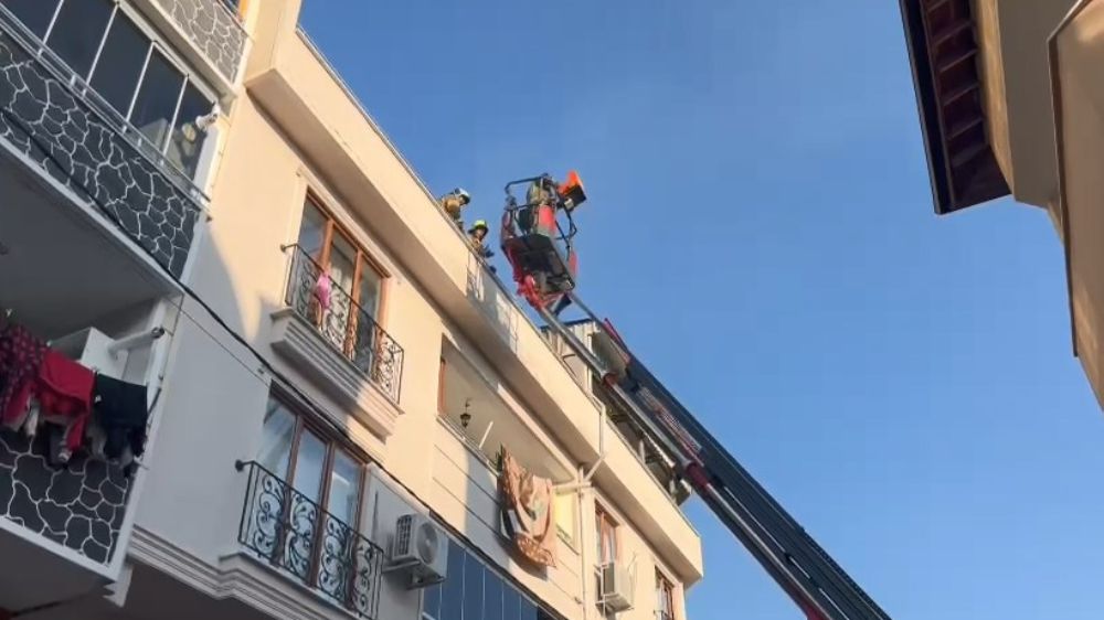 Bursa'da evin çatısında çıkan yangın etrafa sıçradı