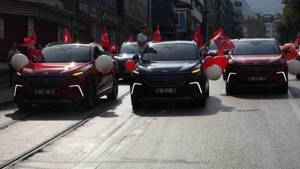 Bursa sokaklarında Togg ile Cumhuriyet Bayramı kutlandı
