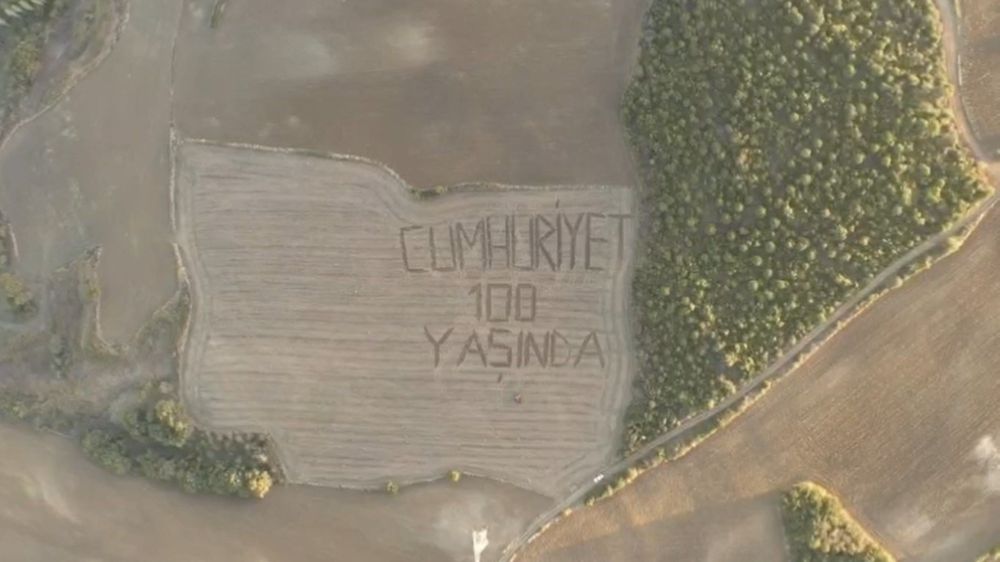 Çanakkaleli çiftçi tarlasına ‘Cumhuriyet 100 Yaşında’ yazarak Cumhuriyeti kutladı