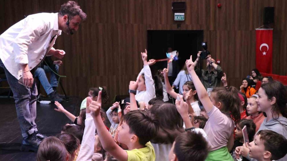 Çocukların sevgilisi olan Lemi Filozof, 13. Kocaeli Kitap Fuarı’na katıldı