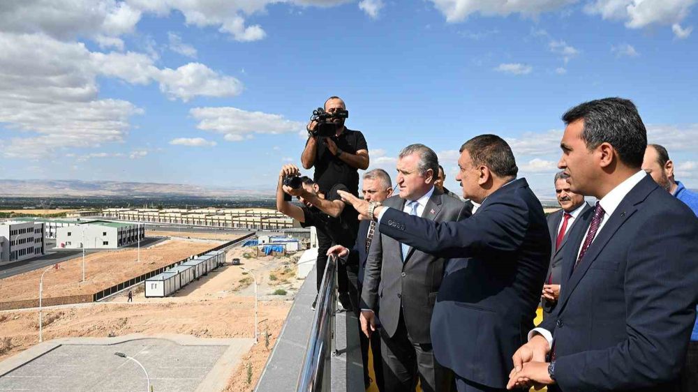 Cumhurbaşkanı dünya kayısı ticaret merkezinde