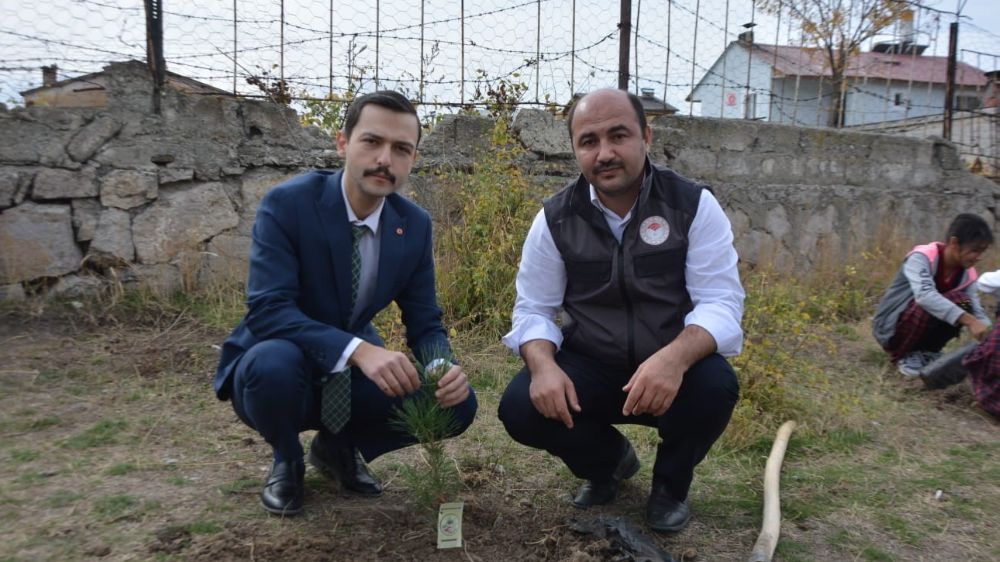 Cumhuriyetin 100. yıl dönümüne için 100 fidan 