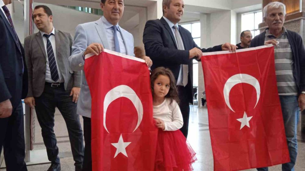 Devlet Hastanesinde  100’ncü yılına özel Türk bayrağı hediye edildi