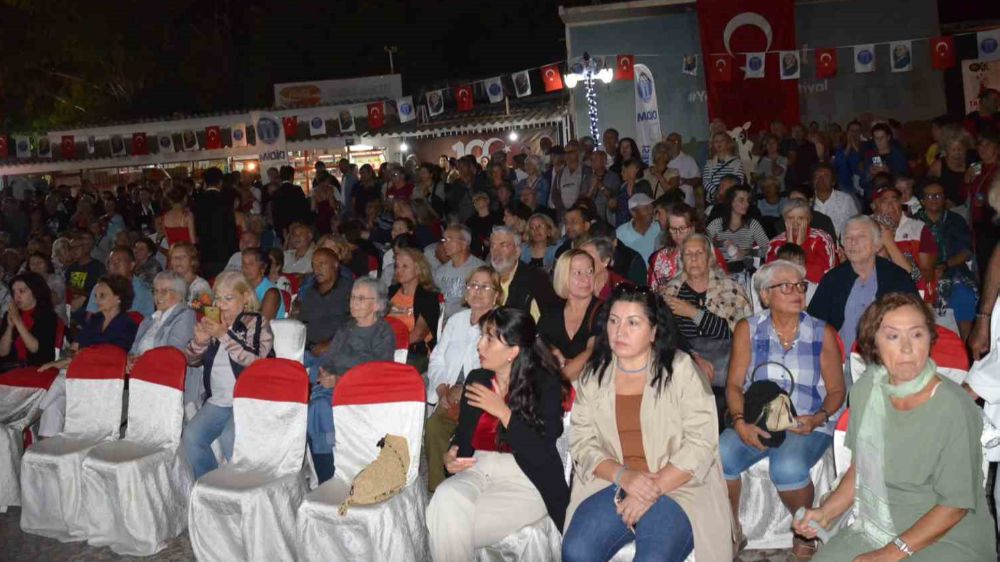 Didim’de Atatürk’ün sevdi şarkılar söylendi, Cumhuriyet kutlandı