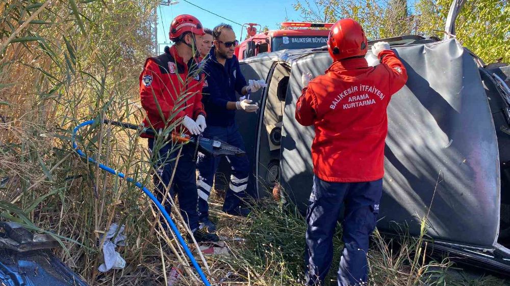 Direksiyon hakimiyetini kaybeden sürücü direğe çarptı