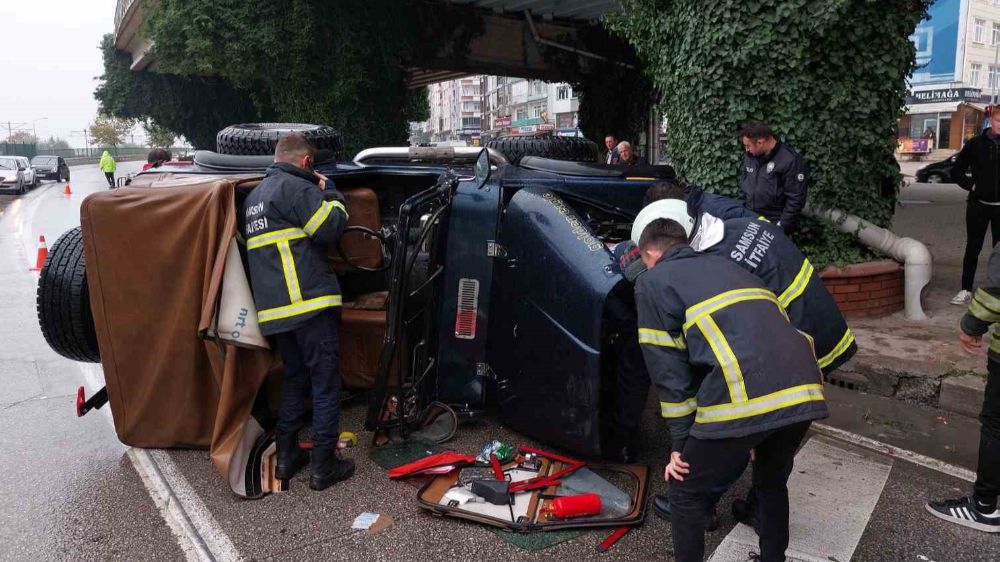 Direksiyon hakimiyetinin kaybetmesi sonucu viyadük ayağına çarpıp devrildi