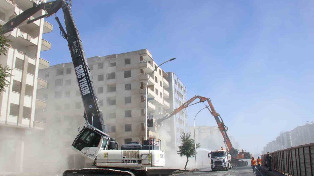 Diyarbakır’da ağır hasarlı binalar yıkılıyor