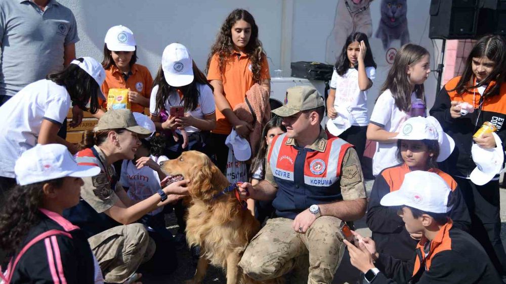Diyarbakır’da öğrenciler hayvan bakımevinde hayvanlarla buluştu