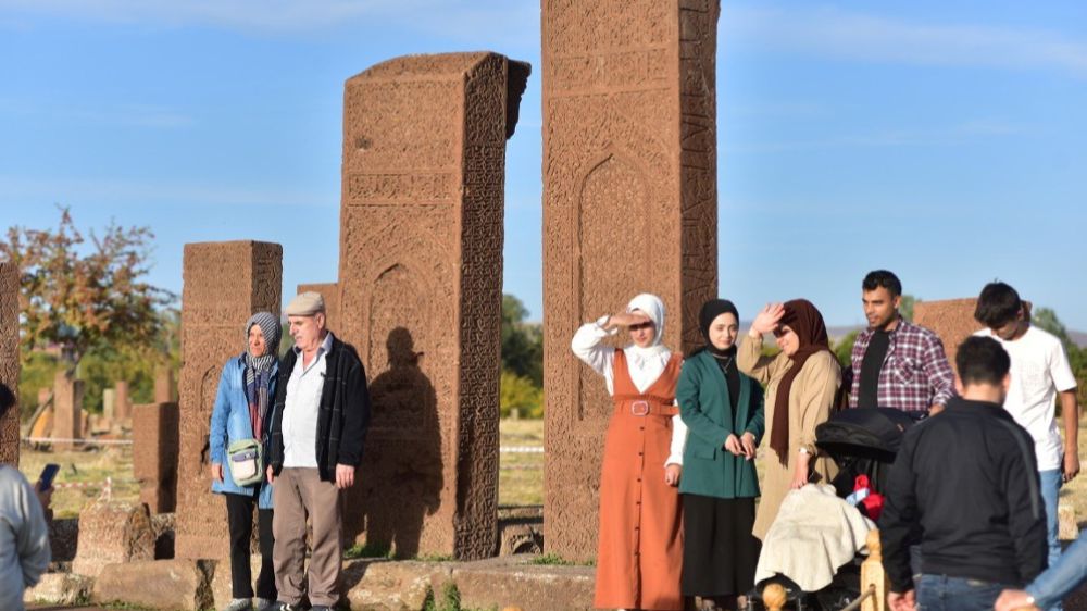 Dünyanın en büyük islam mezarlığı ziyaretçi akınından