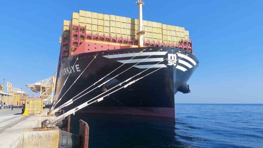 Dünyanın en büyük konteyner gemisine ’Türkiye’ adı verildi