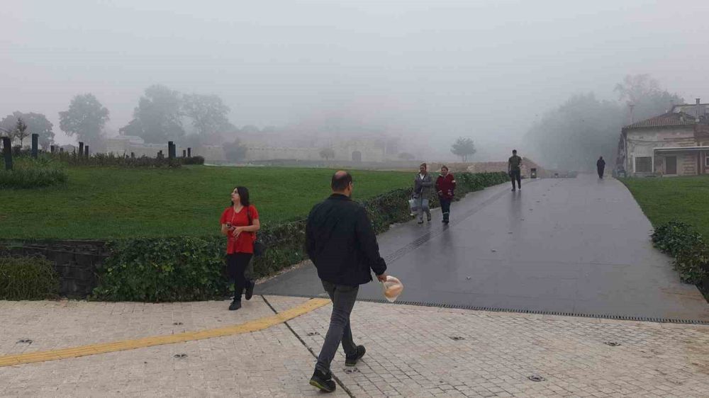 Edirne'de yoğun sis , göz gözü görmüyor