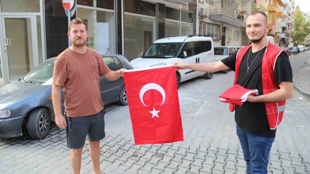 Efeler Belediyesi’nden Türk bayrağı hediyesi 