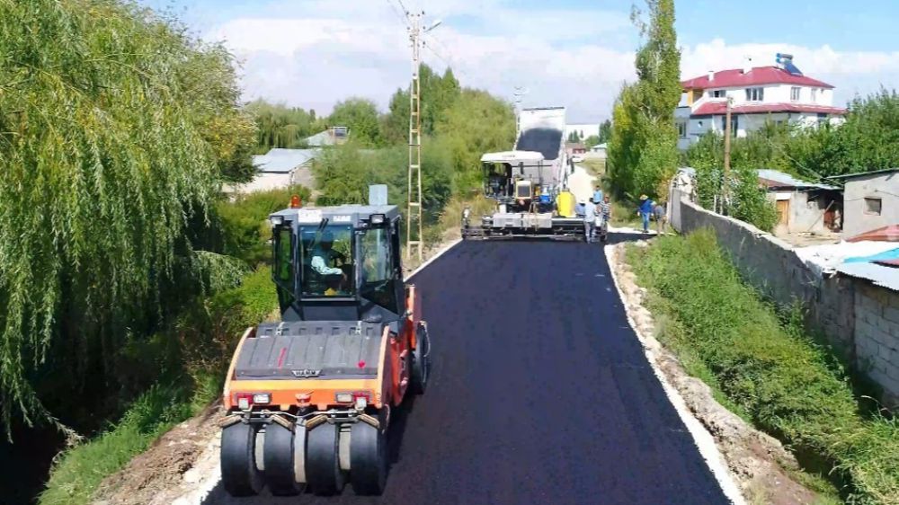 Erciş’te yol çalışmaları aralık vermeden devam ediyor