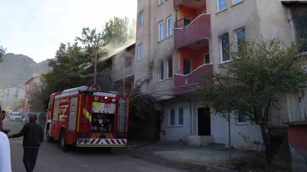 Erzurum'da iş makinesinin kazayla koparttığı elektrik teli yangına neden oldu