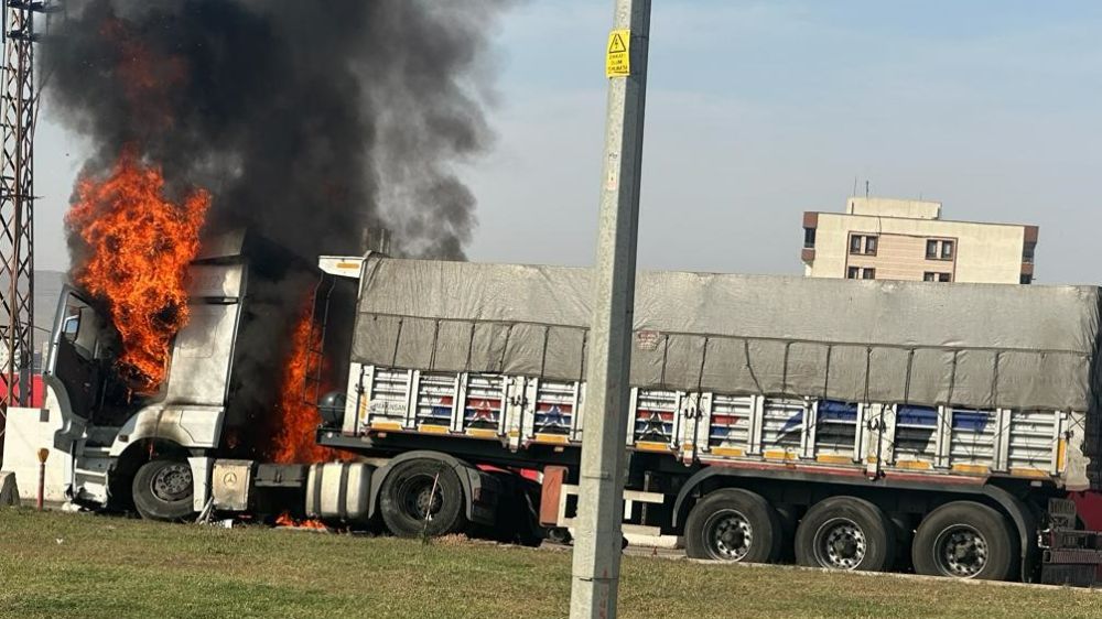 Fireni boşalan kömür kamyonu alev alev yandı