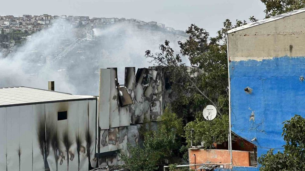 Gıda boyası deposu alevler içinde kaldı