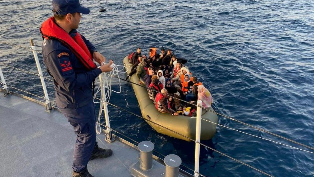Göçmenler ölüme terk edildi , sahil güvenlik kurtardı