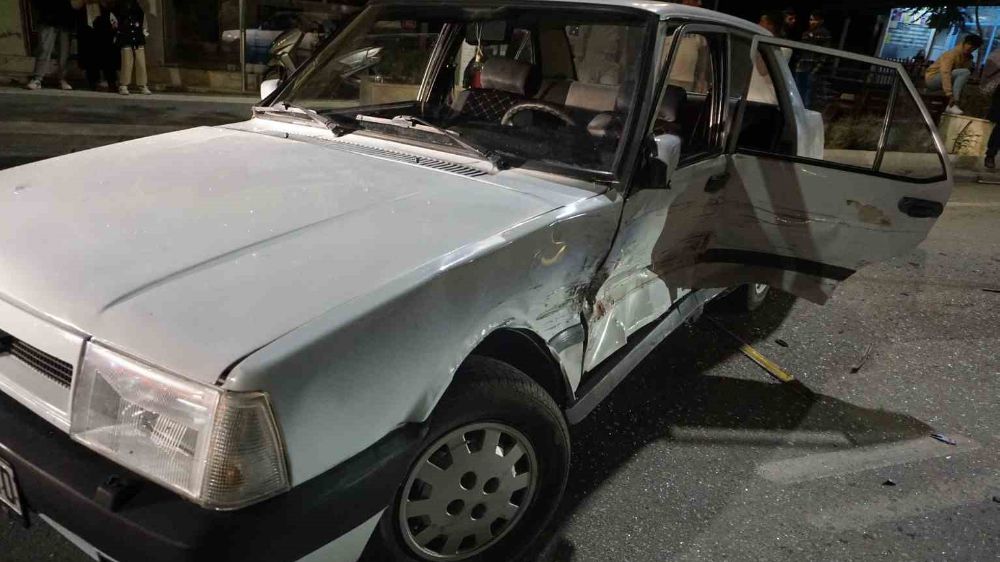Gölhisar'da  iki otomobil çarpıştı: 2 yaralı