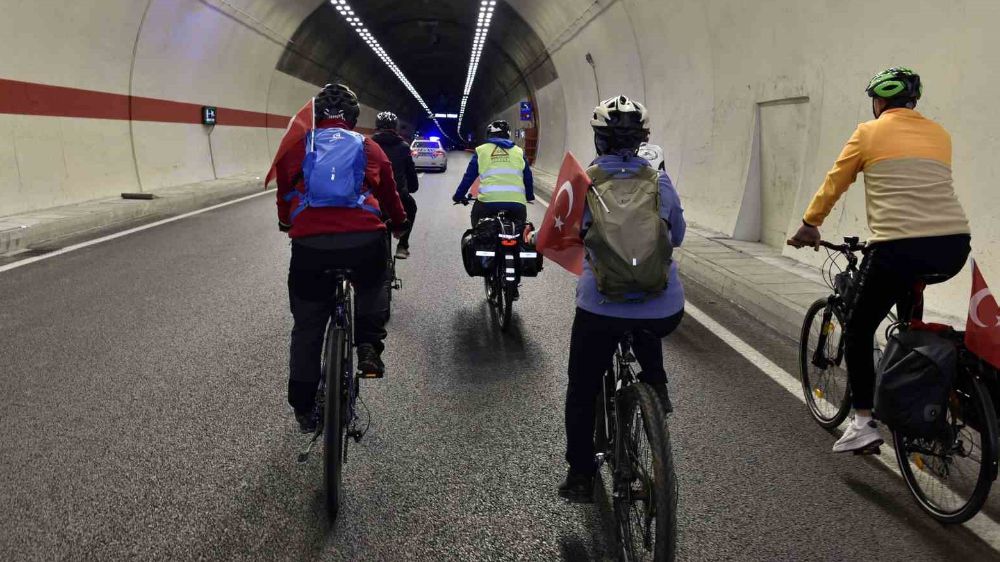 Gümüşhane’de 29 bisikletçi 29 Ekim için Zigana Tüneli’ni geçti