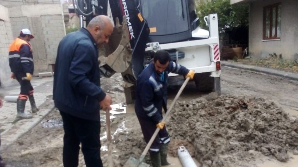 Hakkari'de yağmur durulmuyor; belediye ekipleri aralıksız çalışıyor