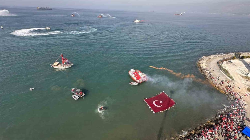 Hatay’da Cumhuriyet’in 100. yılında denizde 123 metre Türk bayrağı açılarak kutlandı
